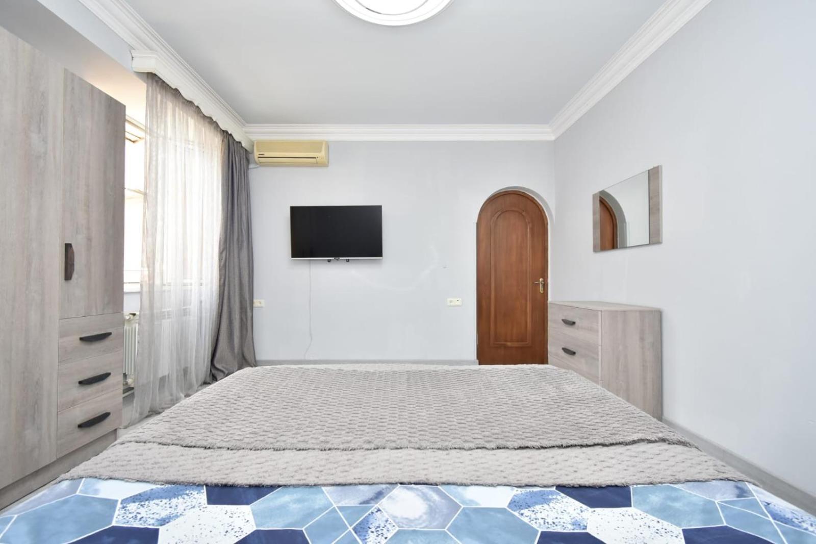 Luxury Spacious Apartment On Saryan Street.Centre Erevan Exterior foto